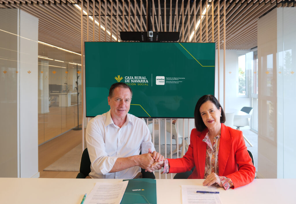 Juan María Ayechu y Cristina Sotro, en la firma del convenio.